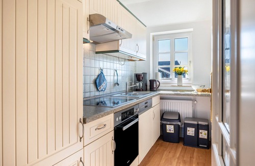 Pellworm Apartment | Holiday Apartment 'Deichblick' with Shared Garden, Balcony and Wi-Fi