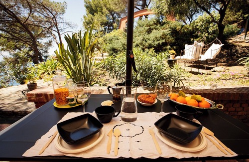 Bonassola Apartment | Holiday Apartment "Dependance Del Paradiso" with Private Garden and Wi-Fi