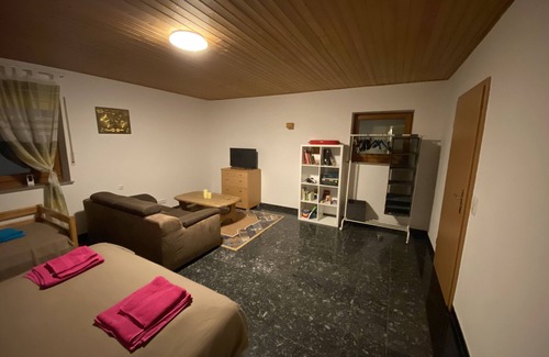 Hainburg Apartment | Holiday Apartment "Frankfurt Close" with Shared Terraces & Wi-Fi