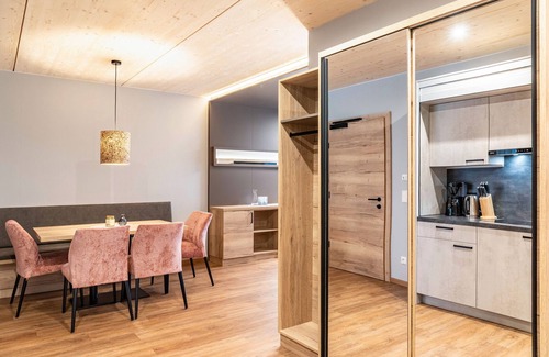 Pflach Apartment | Holiday Apartment "Hotel Zum Schwanen - 1" with Mountain View, Balcony & Wi-Fi