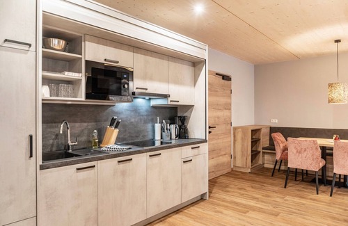 Pflach Apartment | Holiday Apartment "Hotel Zum Schwanen - 4" with Mountain View, Shared Terrace & Wi-Fi