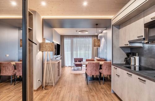 Pflach Apartment | Holiday Apartment "Hotel Zum Schwanen - 2" with Mountain View, Balcony & Wi-Fi