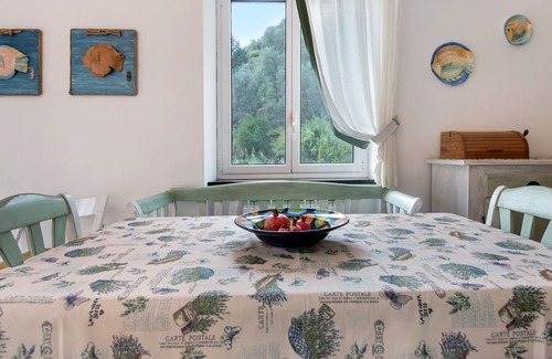 Avegno Apartment | Holiday Apartment "Le Cicale a Due Passi dal Mare" with Shared Garden