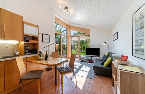 Deuerling Apartment | Holiday Apartment "Naturnahe" with Private Terrace, Shared Garden & Wi-Fi