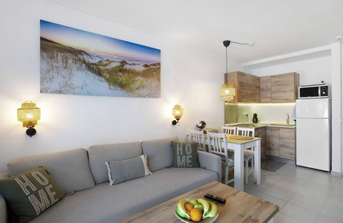 Taurito Apartment | Holiday Apartment 'Views Of Sunsets' with Sea View, Shared Pool and Wi-Fi