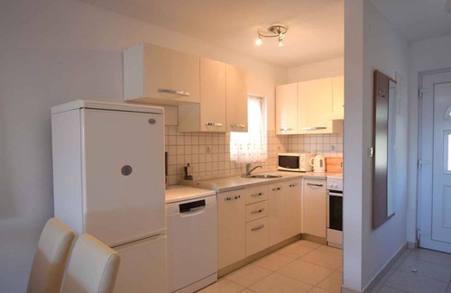 Njivice Apartment | Holiday apartment with balcony and sea view
