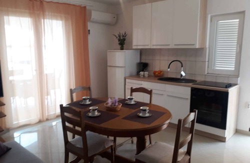 Njivice Apartment | Holiday apartment with sea view terrace and BBQ