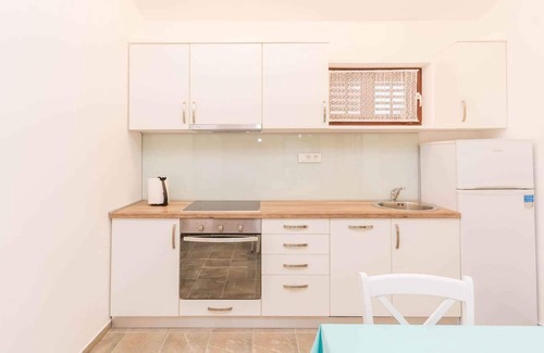 Njivice Apartment | Holiday apartment with air conditioning, outdoor pool and sea view balcony