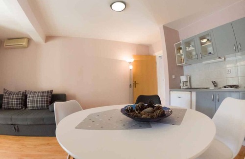 Njivice Apartment | Holiday apartment with air conditioning