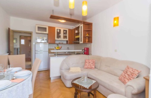 Njivice Apartment | Holiday apartment with air conditioning and sea view