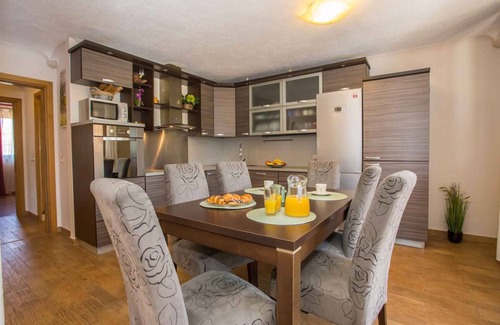 Nova Vas Apartment | Holiday apartment with pool and Tuscan style