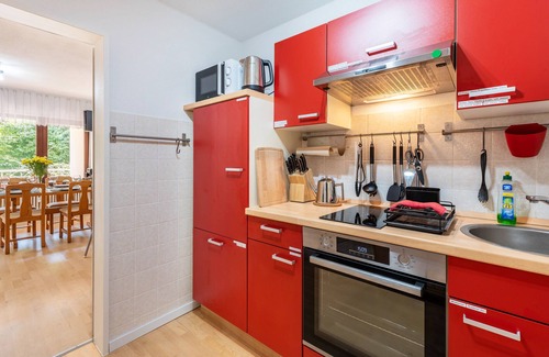 Badenweiler Apartment | Holiday Apartment 'Zwergenbau' with Shared Garden, Balcony and Wi-Fi