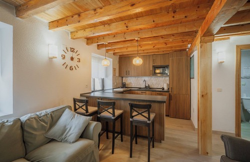 Cascajares de la Sierra House | Holiday Home 'La Cabaña De Cascajares' with Mountain View, Balcony and Wi-Fi