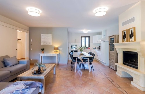 Castelnaud-la-Chapelle House | Holiday Home 'Liz' with Shared Pool, Wi-Fi and Air Conditioning