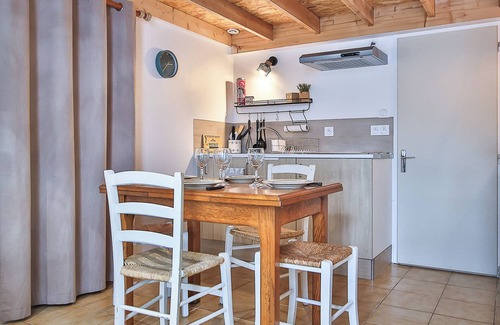 Saint-Julien-des-Landes Apartment | Holiday Apartment "Studio Le Petit Julien" with Shared Garden & Wi-Fi