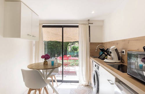 Vesseaux House | Holiday Gîte 'T1 Ardeche Vesseaux' with Mountain View, Shared Garden & Wi-Fi