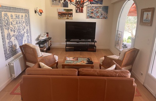 Saint-Pee-sur-Nivelle House | Holiday Home 'Grande Maison Piscine 6 Chambres' with Mountain View, Pool and Wi-Fi