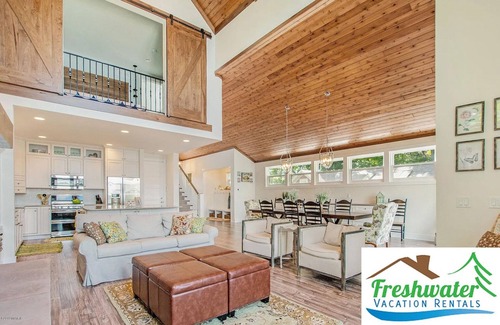 Coral House | Holiday Haus:Autumn Beauty and Tranquil Lake Views at Your Doorstep