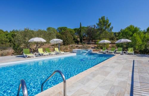 Saint-Hilaire-d'Ozilhan House | Holiday Home Les Garrigues d'Ozilhan by Interhome