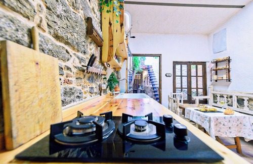 Castillo de Bayuela House | Holiday Home 'La Casita De Albino' with Mountain View, Wi-Fi and Air Conditioning
