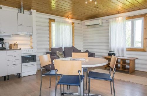 Pyhasalmi House | Holiday Home Aamunkoin rantatupa by Interhome