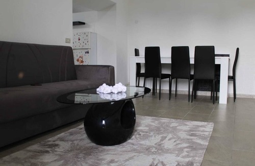 Migliarino House | Holiday Home 'Affittacamere Da Lory' with Private Garden and Wi-Fi