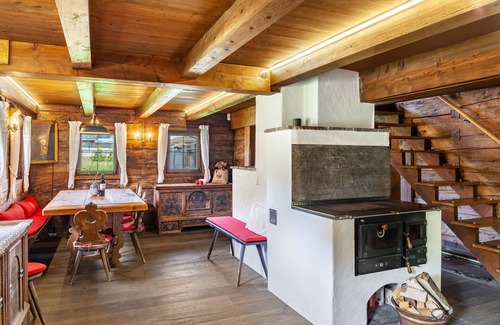 Finsing House | Holiday Home 'Altes Totschenhäusl Am Ziller' with Mountain View, Private Garden and Wi-Fi