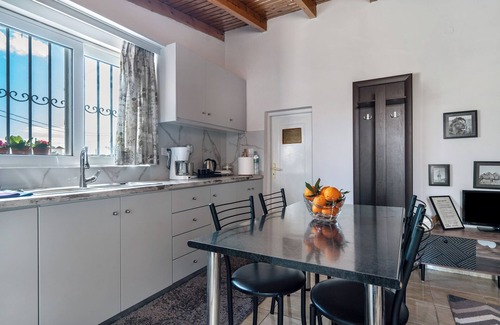 Kefalari House | Holiday Home 'Angela Apartment' with Private Terrace, Wi-Fi and Air Conditioning