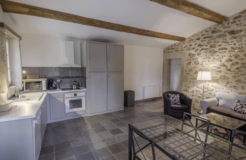 Colonzelle Cottage | Holiday Home 'Atelier' with Shared Pool, Private Garden and Wi-Fi