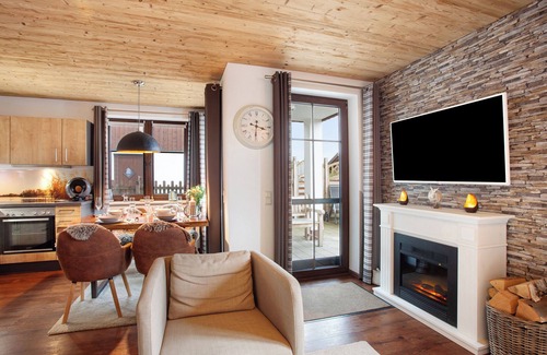 Heringhausen House | Holiday Home "Bergchalet 20" with Lake View, Private Terrace and Wi-Fi