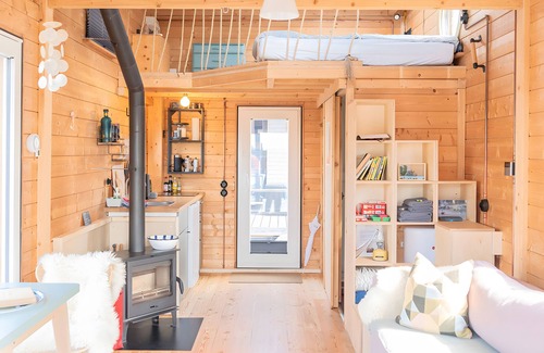 Neuland House | Holiday Home 'Besonderes Tiny Hausboot Marianne' with Private Terrace and Wi-Fi