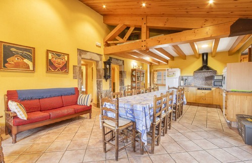 Casserres House | Holiday Home 'Cal Viudet Vell' with Mountain View, Private Pool and Wi-Fi