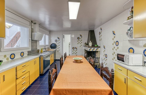 Llagostera House | Holiday Home "Can Mateuet" with Private Garden & Wi-Fi