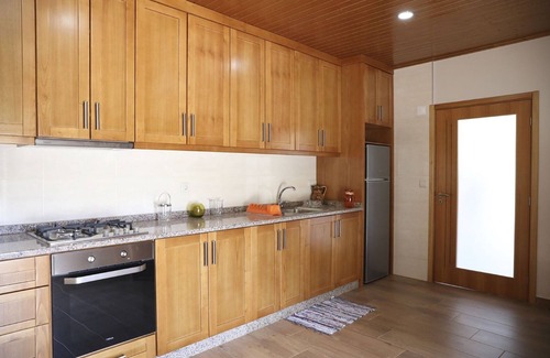 Agilde House | Holiday Home 'Casa Do Lagar' with Mountain View, Wi-Fi and Air Conditioning