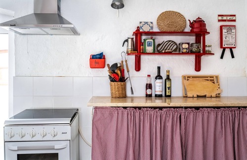 Avis House | Holiday Home 'Casa Do Pelourinho' with Private Terrace and Wi-Fi