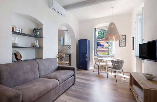 Cavi House | Holiday Home 'Casa Rossa' with Private Terrace, Wi-Fi and Air Conditioning