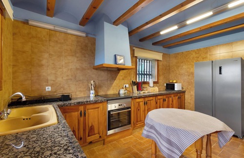 Avia House | Holiday Home 'Casanova De Noet' with Private Pool, Private Terrace and Wi-Fi