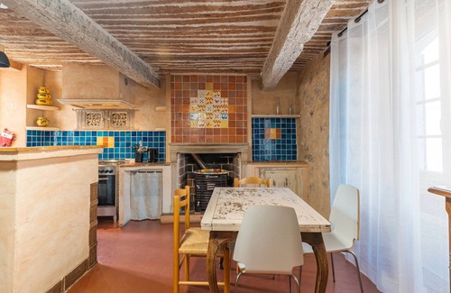 Tavernes House | Holiday Home 'Demeure Vigneronne Avec Jardin' with Mountain View, Private Terrace and Wi-Fi