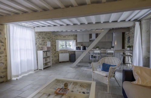 Colonzelle Cottage | Holiday Home 'Ecurie' with Shared Pool, Private Garden and Wi-Fi