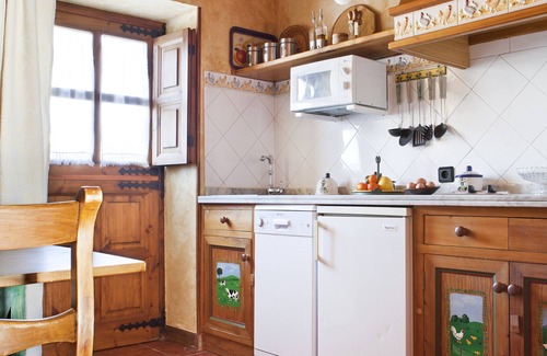 Viobes House | Holiday Home 'El Pedrueco Turismo Rural' with Mountain View, Shared Pool and Wi-Fi