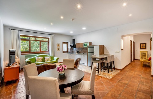 Durcal Apartment | Holiday Home 'El Río' with Shared Pool, Shared Garden & Wi-Fi