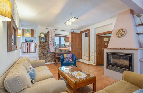 Calabazares House | Holiday Home 'Casa Rural La Trastienda' with Mountain View, Private Pool and Wi-Fi