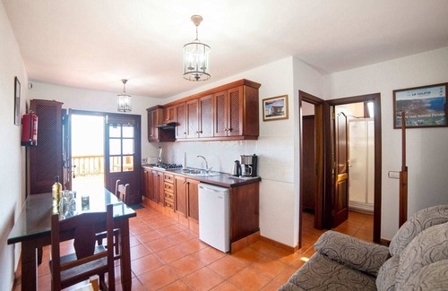 El Guincho House | Holiday Home in Icod with Sea View Terrace
