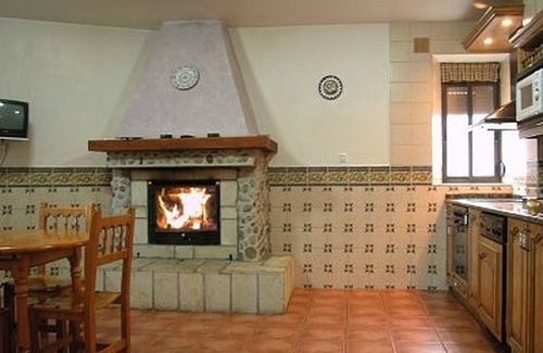 Rabanera del Pinar Apartment | Holiday Home 'Casa Rural Los Roblones' with Private Terrace and Private Garden