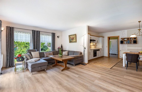 Neuruppin House | Holiday Home 'Ferienhaus 75 Qm, 1 Schlafzimmer' with Private Terrace, Shared Garden and Wi-Fi