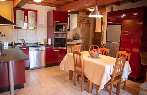 Viano Pequeno House | Holiday Home 'Fonte Do Barro Y Spa Optional' with Mountain Views, Private Pool and Wi-Fi