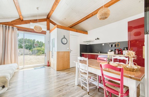 Castelnau-de-Medoc House | Holiday Home 'Chez Les Martin' with Private Terrace, Private Garden and Wi-Fi