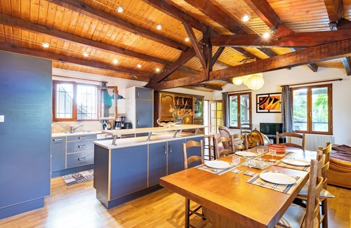 Montpon-Menesterol House | Holiday Home 'Maison De Caractères' with Private Pool, Private Terrace and Wi-Fi