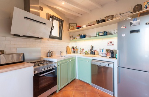 Rochefort-du-Gard House | Holiday Home 'Le Sophora' with Mountain View, Wi-Fi and Air Conditioning