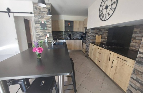 Allassac House | Holiday Home 'Gîte La Chartrouille' with Private Terrace, Private Garden and Wi-Fi